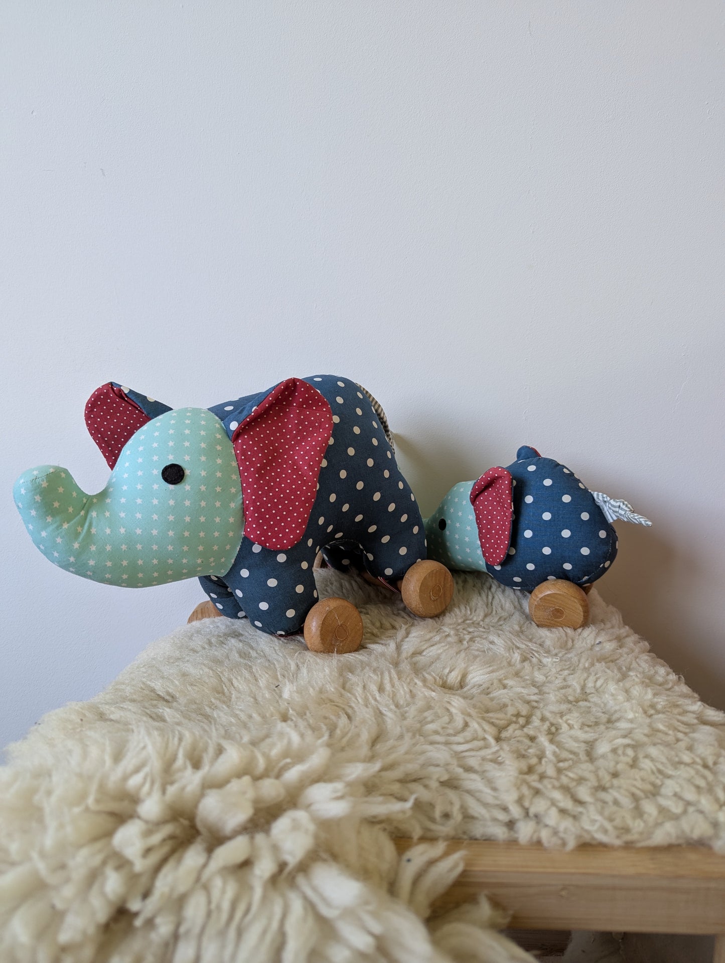 Olifantenknuffels met houten wieltjes
