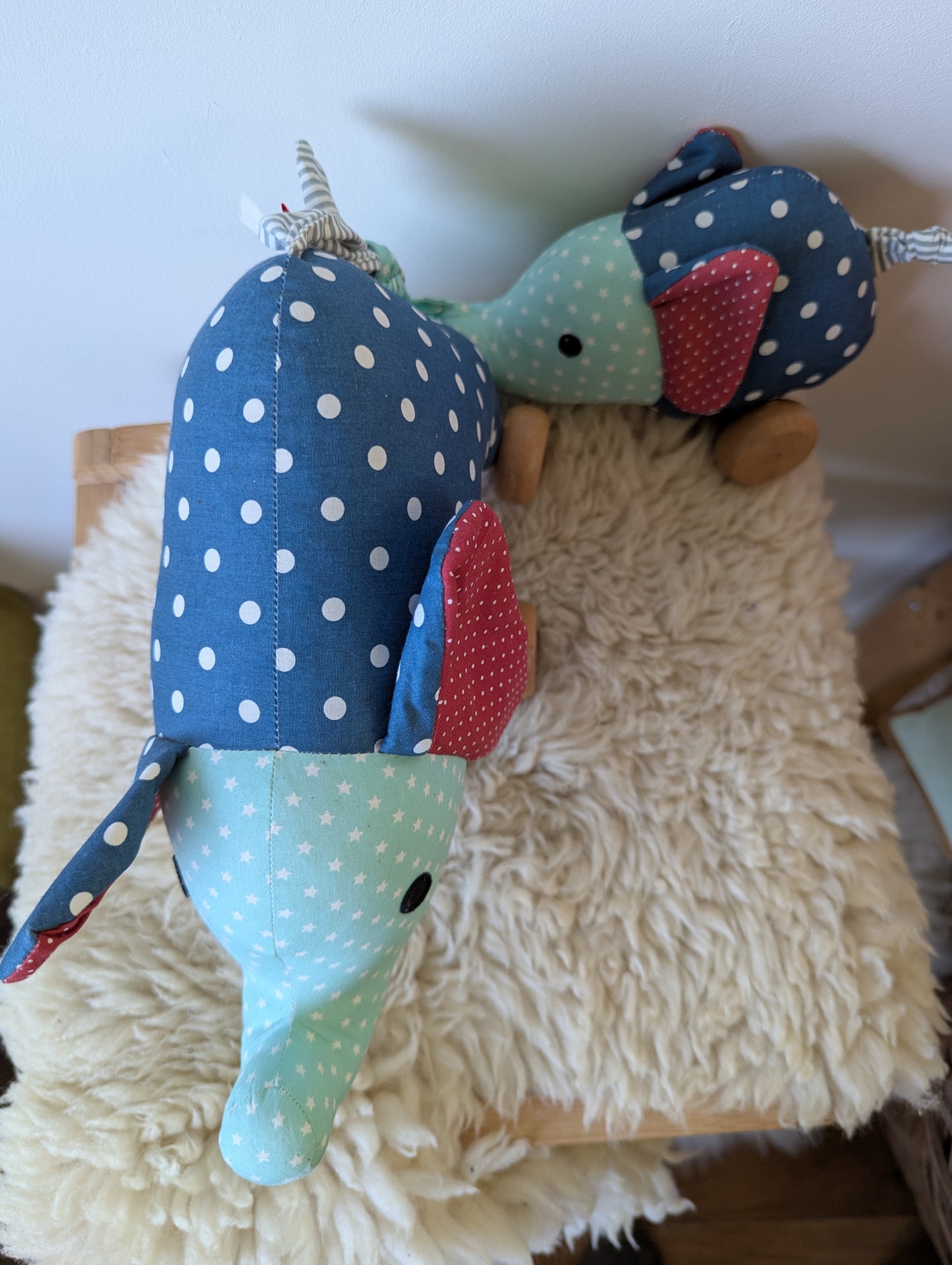 Olifantenknuffels met houten wieltjes