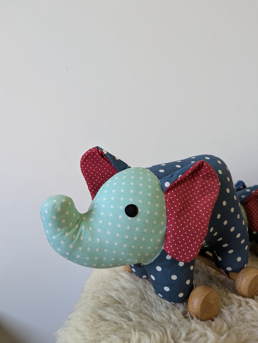 Olifantenknuffels met houten wieltjes