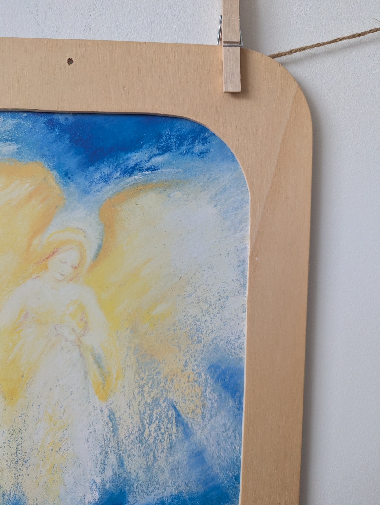 Engel in dunne houten lijst